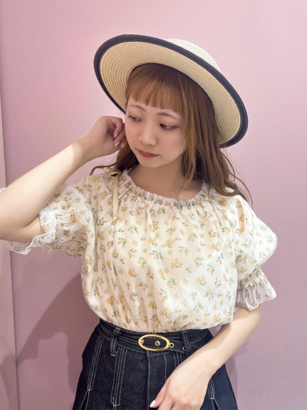 イエロー系のシャツ/ブラウス、ブラック系のデニムスカート、ブラック系のサンダルを着用したレディースの春コーディネートの3枚目の写真