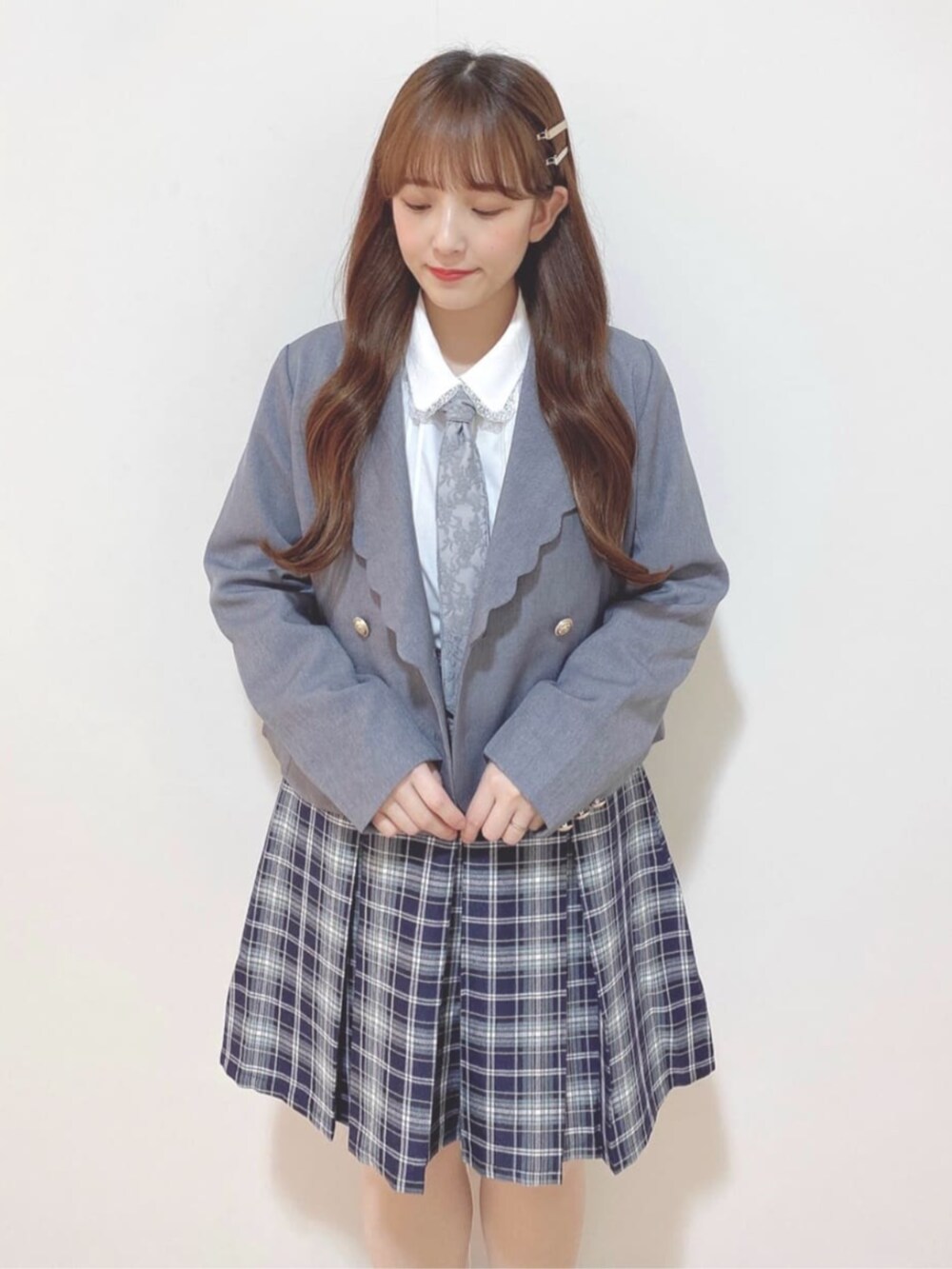 「骨格ウェーブ、イエベ春、F i.n.t、おでかけコーデ、24AW秋の新作、24AW、150cm~154cm、レトロ、長袖ブラウス、ガーリー、ハンドバッグ、ローファー、プレッピー、プリーツスカート、チェック」｜「F i.n.tのスカラップラペルジャケット（セットアップ、グレー系）」を使った、F i.n.tさん（レディース・150cm）の秋コーディネートの4枚目の写真