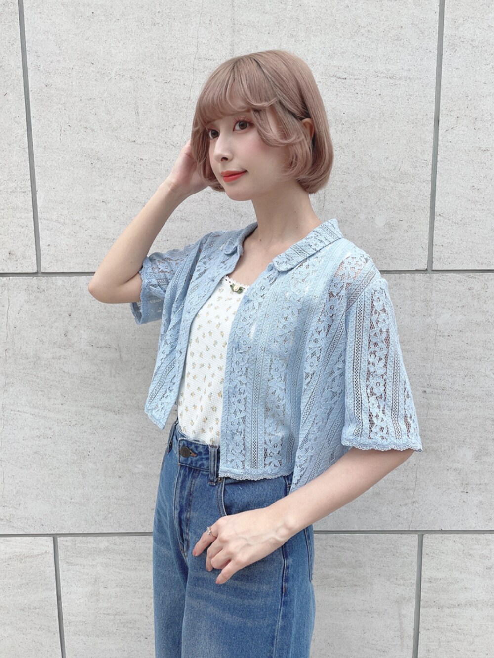 ブルー系のデニムパンツ、ブルー系のシャツ/ブラウス、イエロー系のタンクトップを着用したレディースの春コーディネートの2枚目の写真