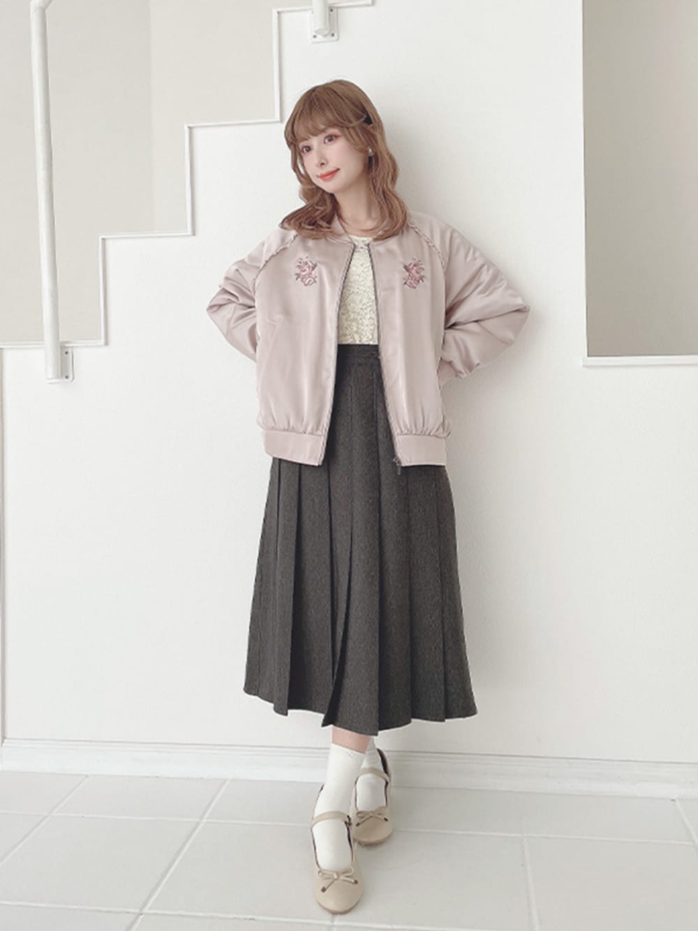 ベージュ系のバレエシューズ、ピンク系のブルゾン、ブラック系のデニムスカートを着用したレディースの冬コーディネートの2枚目の写真