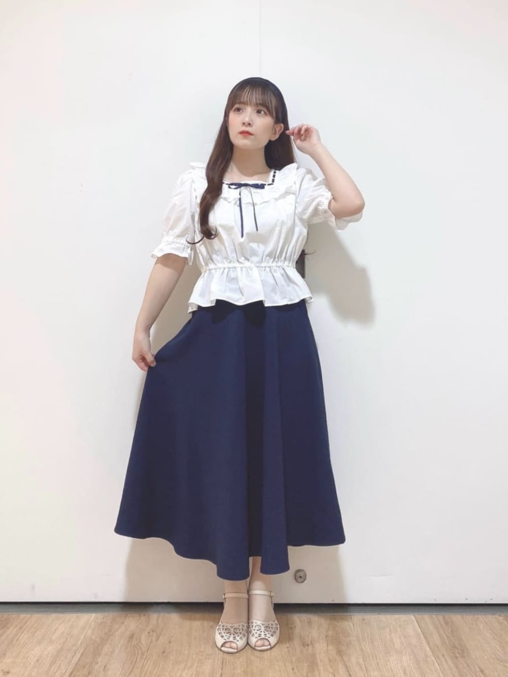 ホワイト系のサンダル、ブルー系のスカート、ホワイト系のシャツ/ブラウスを着用したレディースの夏コーディネートの2枚目の写真