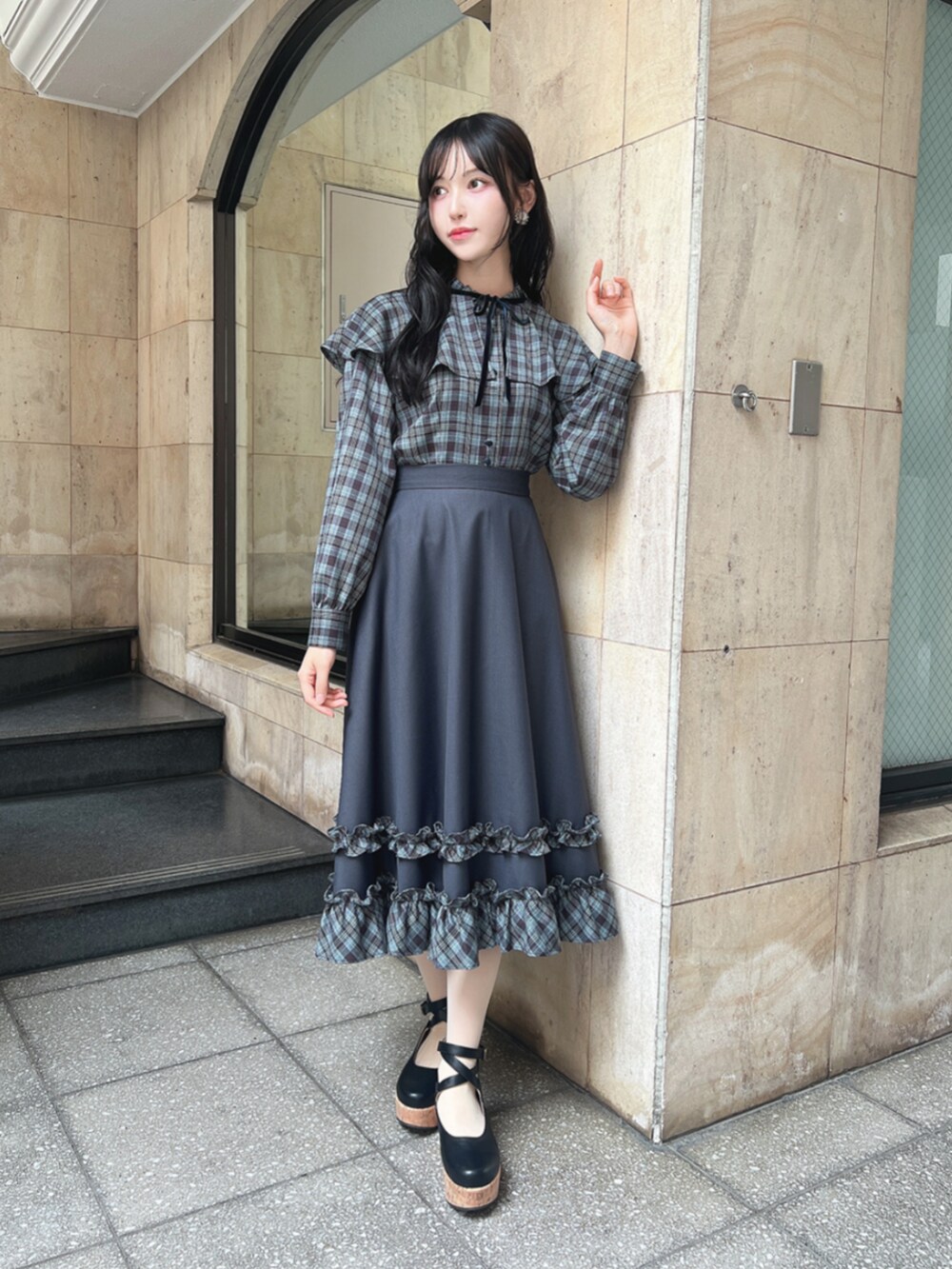 ブラック系のパンプス、ブルー系のシャツ/ブラウス、ブルー系のスカートを着用したレディースの秋コーディネートの2枚目の写真