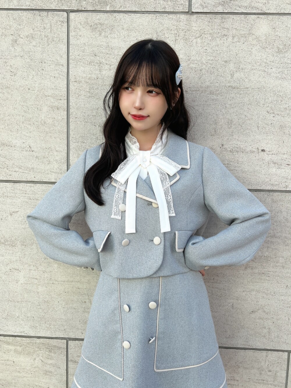 ブラック系のローファー、ブルー系のセットアップ、ホワイト系のシャツ/ブラウスを着用したレディースの春コーディネートの4枚目の写真