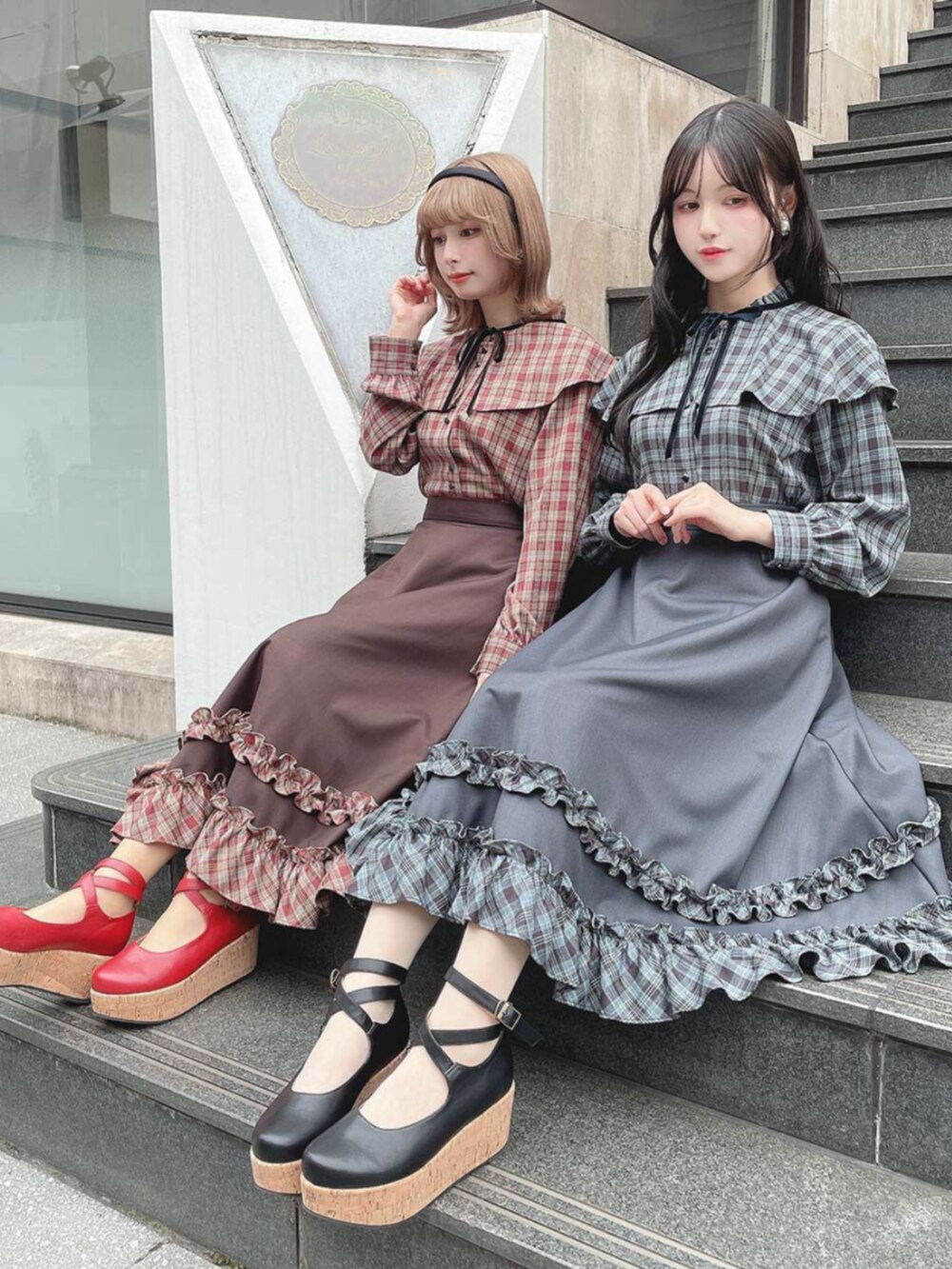 レッド系のパンプス、ブラック系のパンプス、ブルー系のシャツ/ブラウスを着用したレディースの秋コーディネートの2枚目の写真