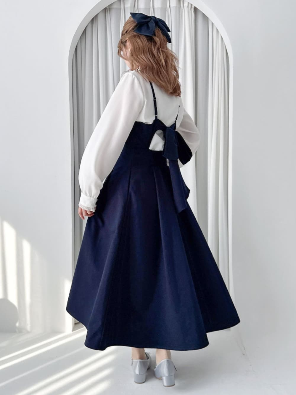 ブルー系のワンピース、ホワイト系のシャツ/ブラウス、グレー系のパンプスを着用したレディースの春コーディネートの3枚目の写真