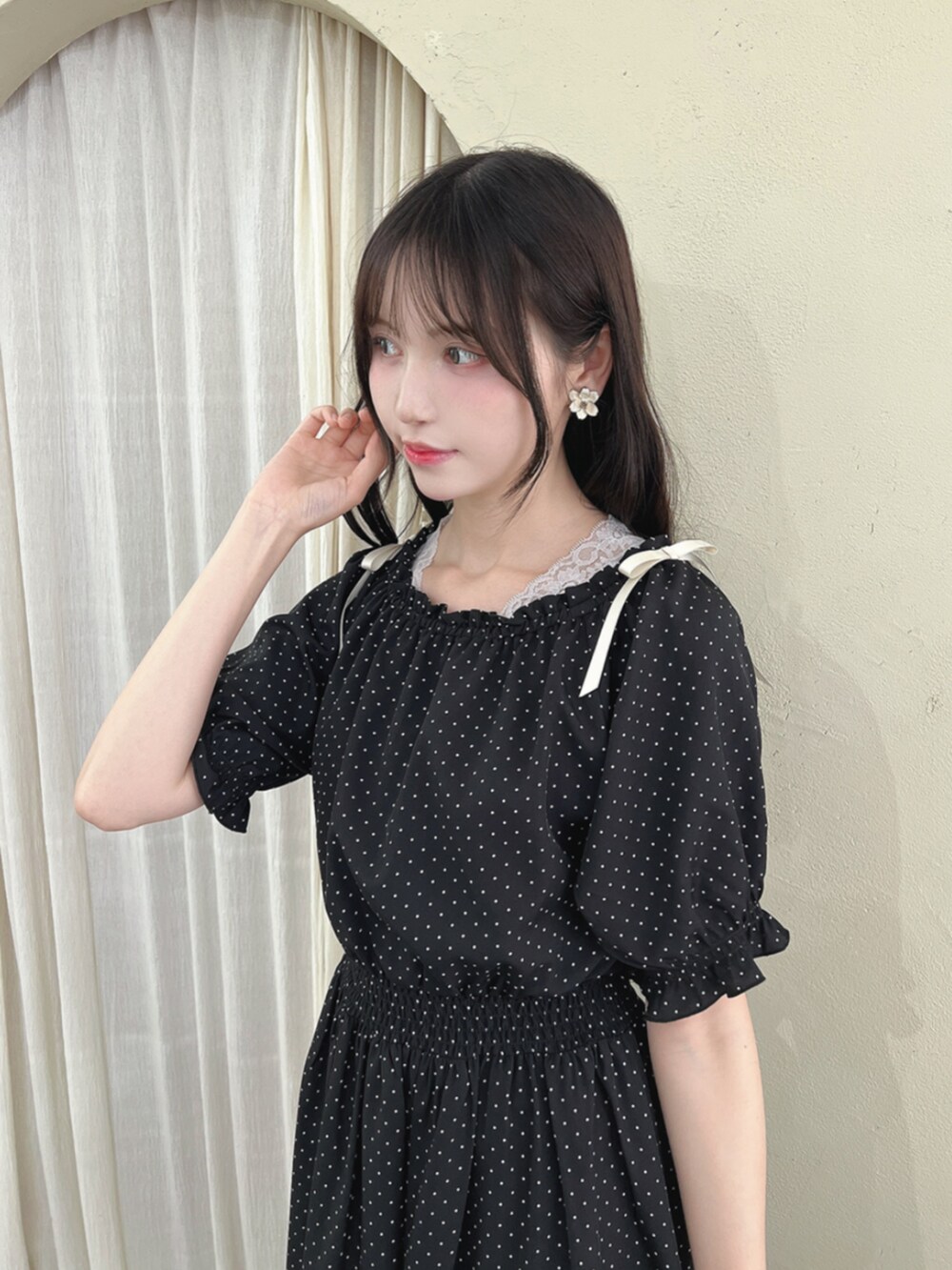 ブラック系のサンダル、ホワイト系のサンダル、ブラック系のワンピースを着用したレディースの夏コーディネートの3枚目の写真