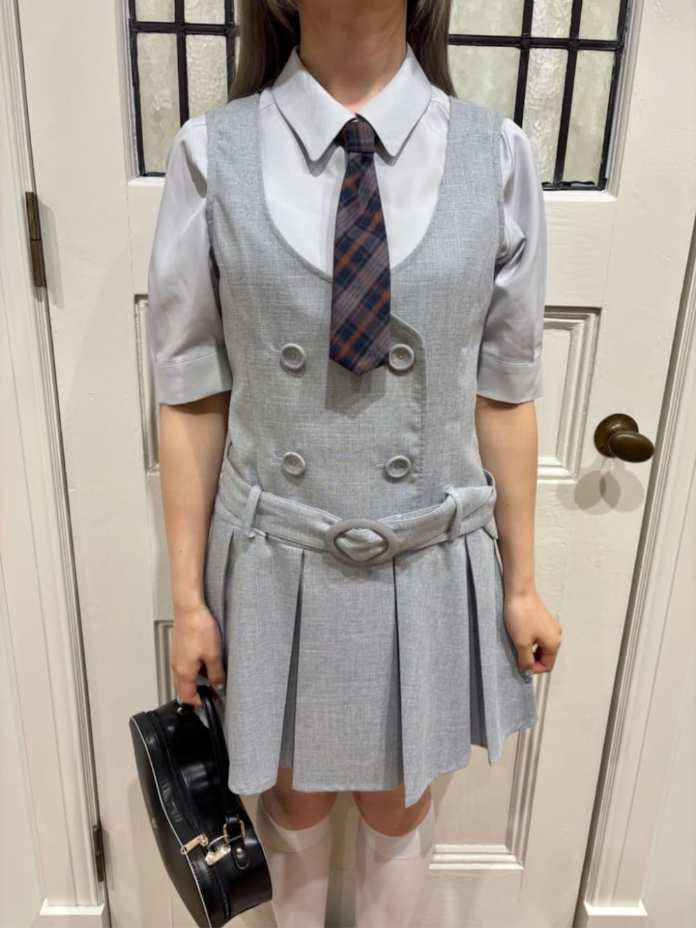 「fint、an another angelus、骨格ストレート、ブルべ夏、夏コーデ、秋コーデ、秋服準備はじめました、プレッピー、お出かけコーデ、シャツスタイル、ネクタイ、チェック、ジャンパースカート、グレー、厚底シューズ」｜「F i.n.tのハートバッグ（ハンドバッグ、ブラック系）」を使った、F i.n.tさん（骨格ストレート・レディース・155cm）の夏コーディネートの2枚目の写真