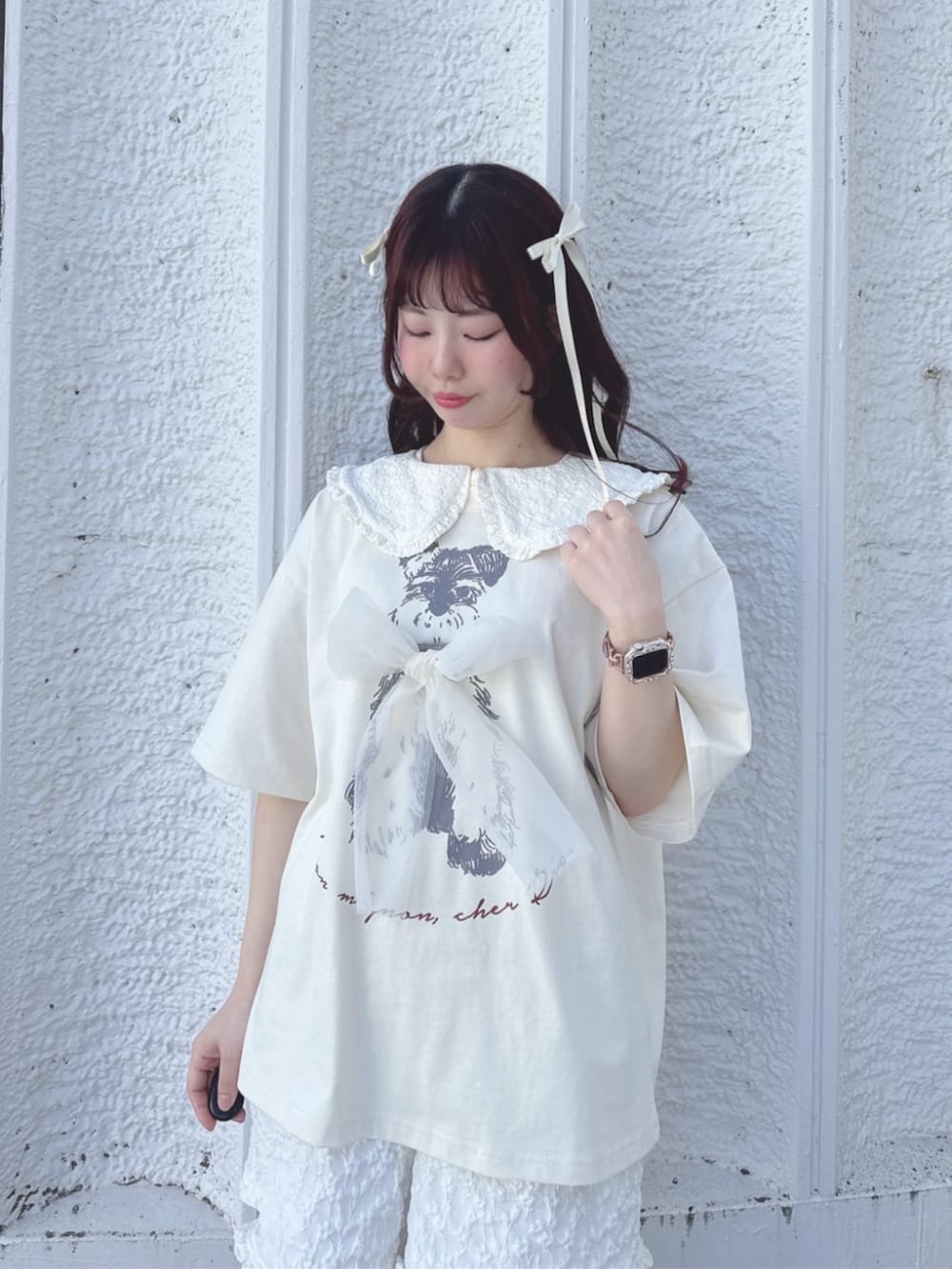 ホワイト系のサンダル、ホワイト系のセットアップ、ホワイト系のTシャツ/カットソーを着用したレディースの春コーディネートの7枚目の写真