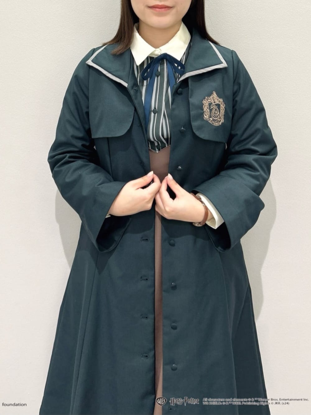 「fint、an another angelus、骨格ウェーブ、イエベ春、低身長、テーマパークコーデ、テーマパーク、ハリーポッター、スリザリン、グリーン、ワンピース、刺繍、ブラウス、ジャンパースカート、バレエシューズ」|「F i.n.tの【WEB限定SS,LLサイズあり】ストラップ付リボンバレエシューズ/fint(パンプス、ブラウン系)」を使った、F i.n.tさん(骨格ウェーブ・レディース・153cm)の冬コーディネートの2枚目の写真