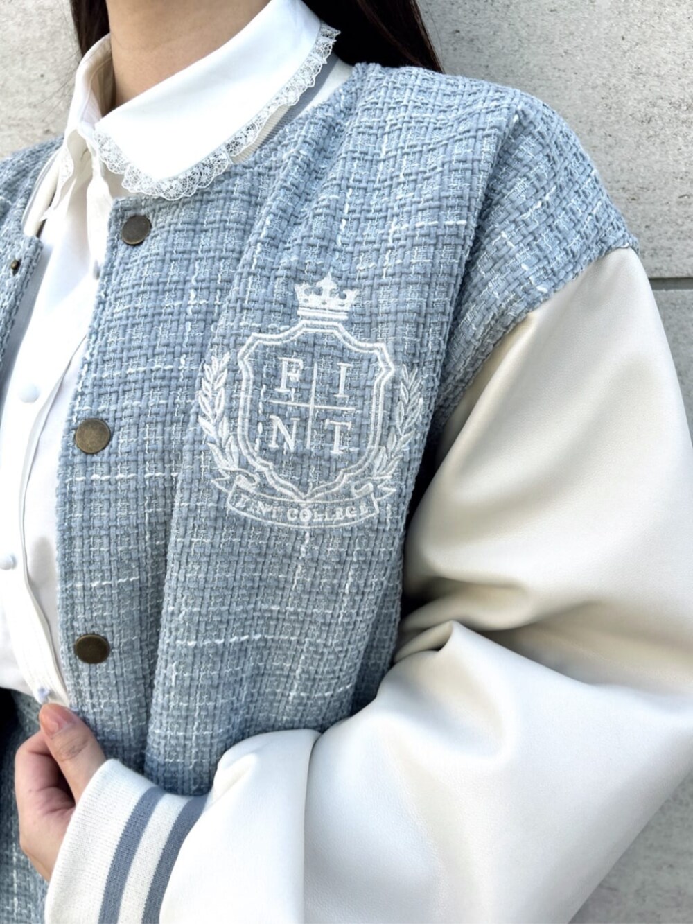 ホワイト系のシャツ/ブラウス、ブルー系のスタジャン、ブルー系のその他パンツを着用したレディースの秋コーディネートの2枚目の写真