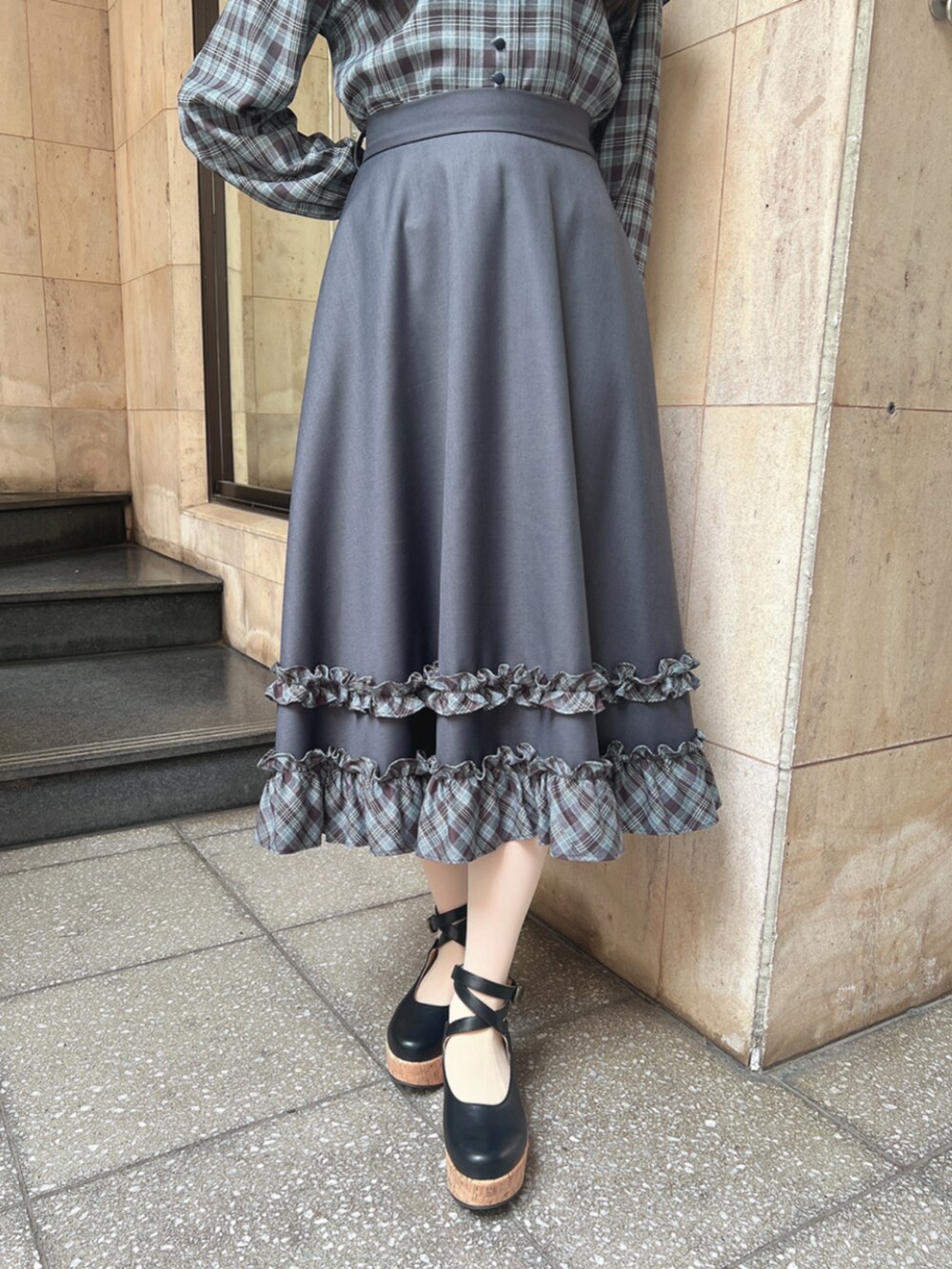 ブラック系のパンプス、ブルー系のシャツ/ブラウス、ブルー系のスカートを着用したレディースの秋コーディネートの3枚目の写真