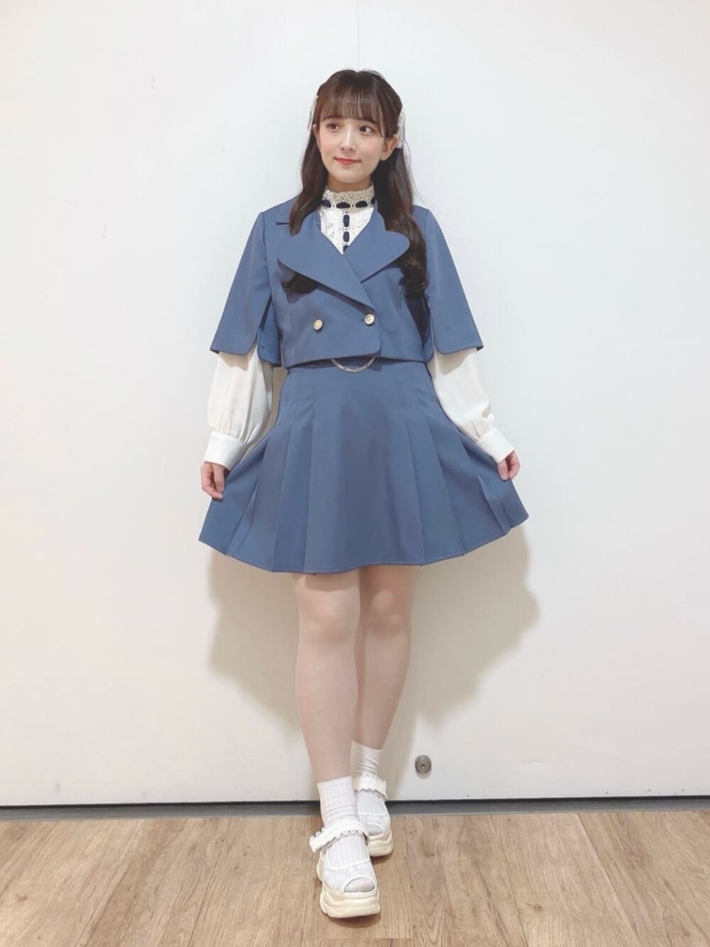 「fint、an another angelus、骨格ウェーブ、イエベ春、低身長、春コーデ、お出かけコーデ、推し活コーデ、セットアップスタイル、セットアップ、ジャケット、ケープ、プリーツスカート、ブラウス、厚底サンダル」｜「F i.n.tのレースリボンヘアクリップセット（バレッタ/ヘアクリップ、ホワイト系）」を使った、F i.n.tさん（骨格ウェーブ・レディース・150cm）の春コーディネートの2枚目の写真