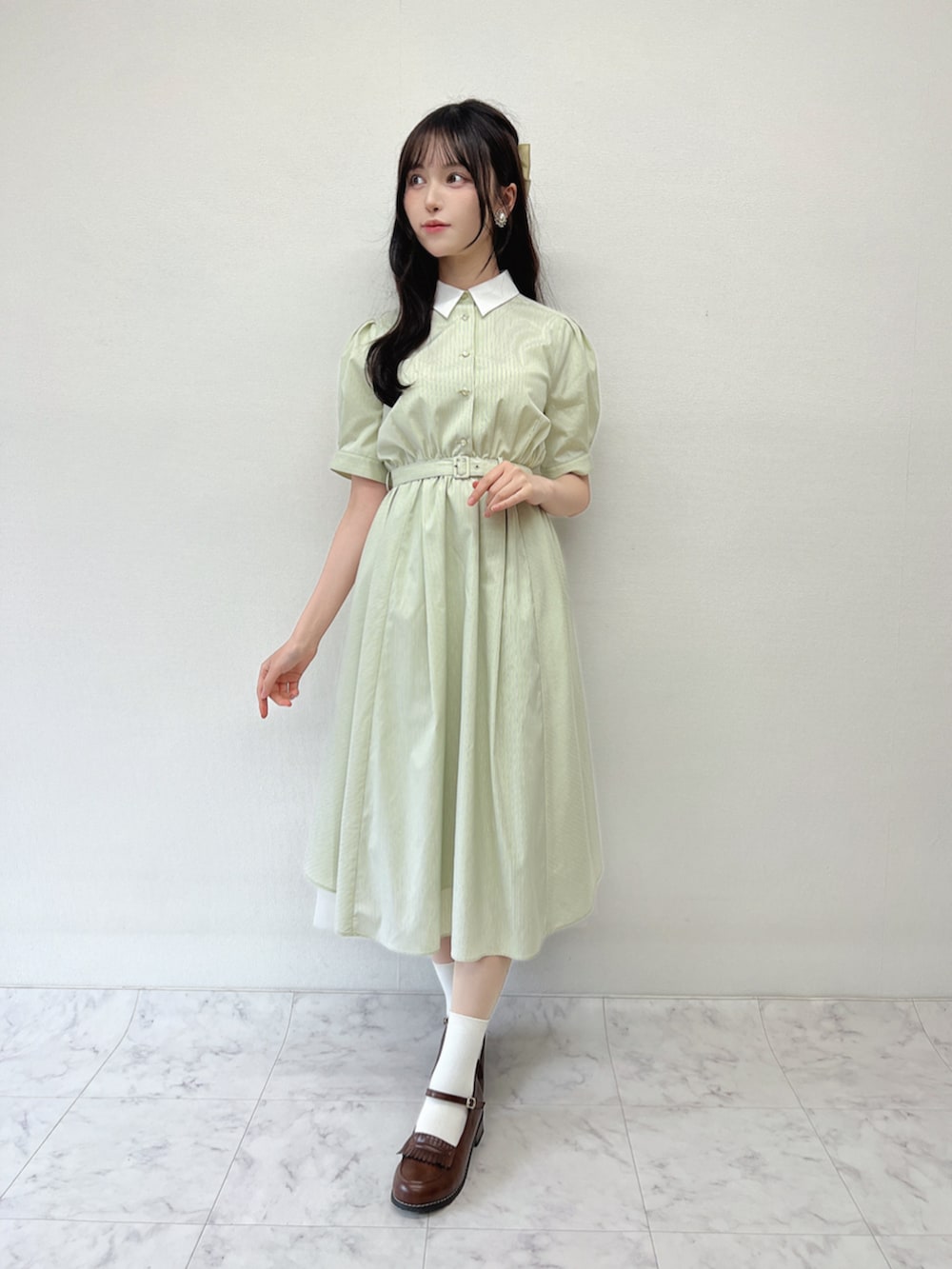 「fint、an another angelus、骨格ウェーブ、骨格ナチュラル、ブルべ、春コーデ、初夏コーデ、ガーリー、ワンピース、ワンピーススタイル、お出かけコーデ、ストライプ、イエロー、バックスタイル、フリル」｜「F i.n.tのストラップローファー（ローファー、ブラウン系）」を使った、F i.n.tさん（骨格ウェーブ・レディース・157cm）の春コーディネートの2枚目の写真