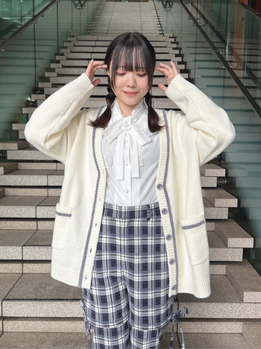 ブラック系のその他シューズ、ブルー系のその他パンツ、ホワイト系のシャツ/ブラウスを着用したレディースの秋コーディネートの2枚目の写真