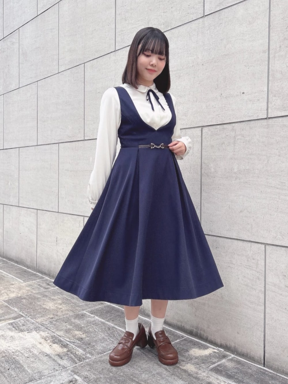 「fint、an another angelus、イエベ春、低身長、骨格ウェーブ、プレッピー、お出かけコーデ、秋冬コーデ、ブラウス、刺繍、リボン、ジャンスカ、ジャンパースカート、ネイビー、ローファー」|「F i.n.tのレトロヒールローファー(ローファー、ブラウン系)」を使った、F i.n.tさん(レディース・153cm)の秋コーディネートの2枚目の写真