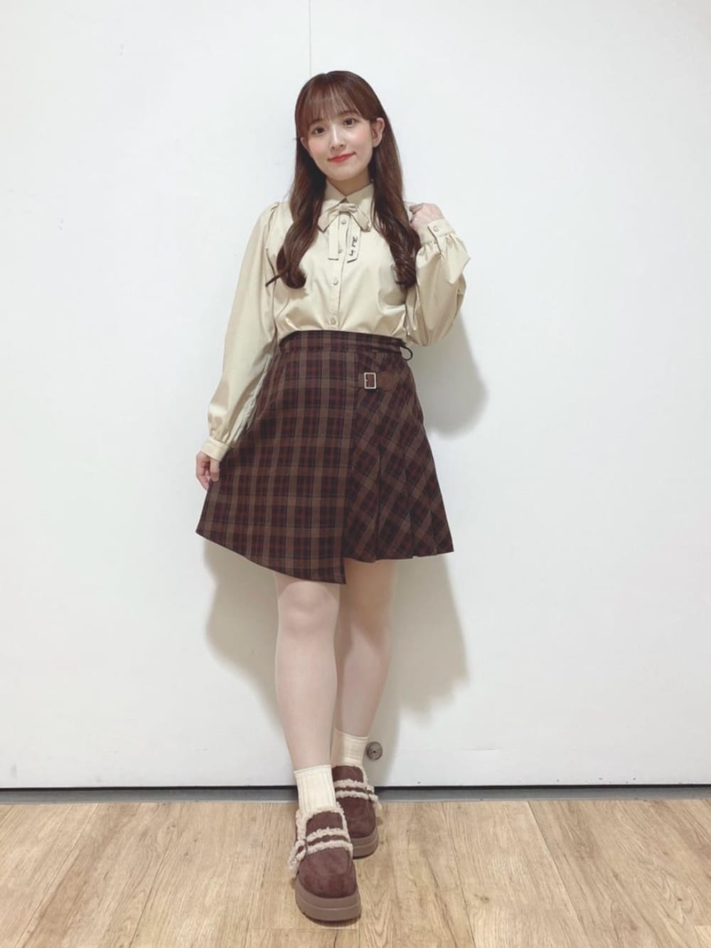 ブラウン系のショルダーバッグ、ベージュ系のシャツ/ブラウス、ブラウン系のスカートを着用したレディースの秋コーディネートの3枚目の写真