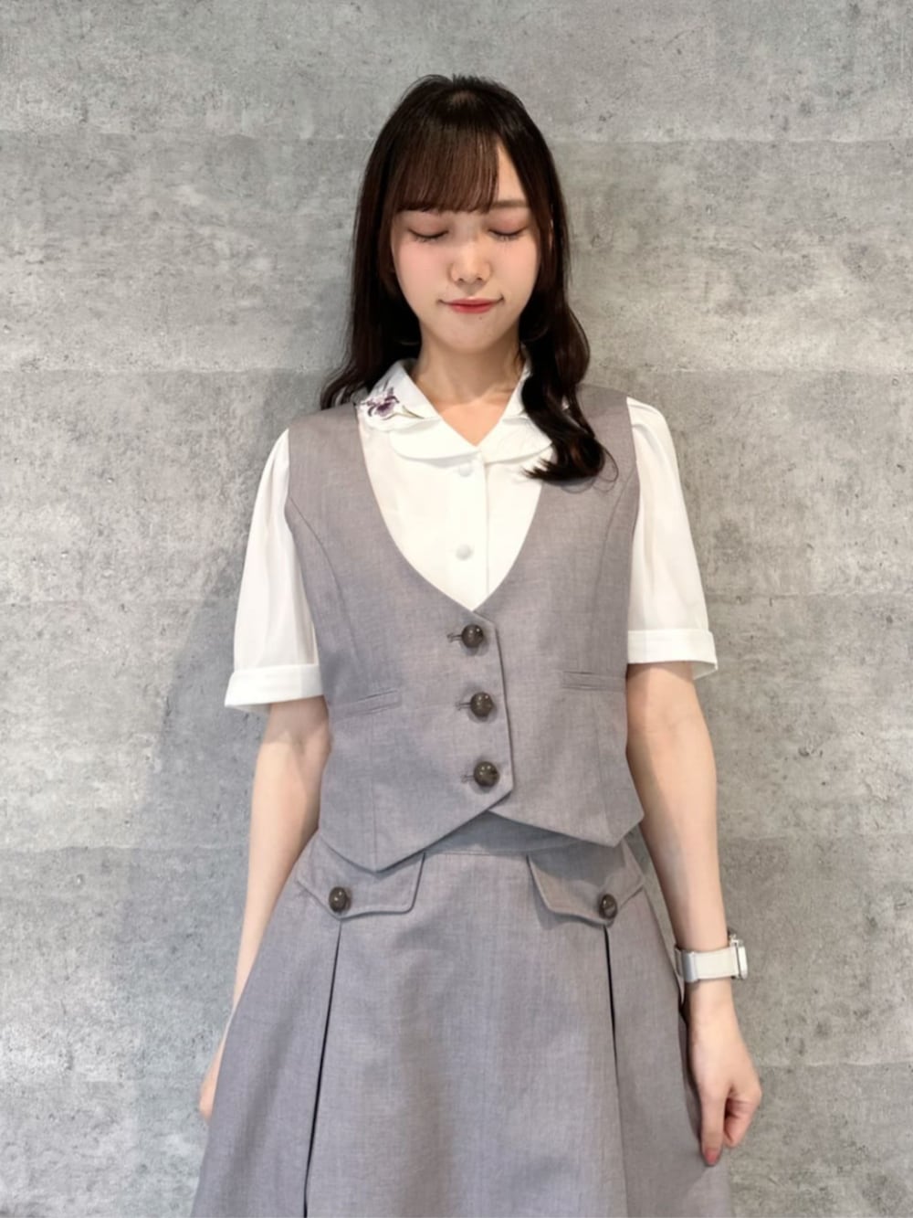 「fint、an another angelus、骨格ウェーブ、ブルベ冬、春コーデ、お出かけコーデ、セットアップスタイル、セットアップ、ベスト、プリーツスカート、ブラウス、刺繍、アイリス、厚底サンダル、厚底シューズ」｜「F i.n.tのレース使いスニーカーサンダル【LLサイズあり】（サンダル、ブラック系）」を使った、F i.n.tさん（骨格ウェーブ・レディース・156cm）の春コーディネートの3枚目の写真