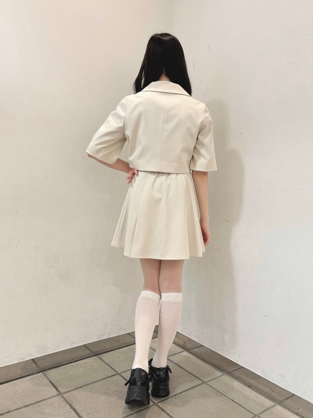 「fint、an another angelus、骨格ウェーブ、骨格ナチュラル、ブルベ、春コーデ、お出かけコーデ、セットアップスタイル、セットアップ、ジャケット、ケープ、プリーツスカート、ホワイト、ブラウス、厚底サンダル」｜「F i.n.tの【セットアップ対応】クレリック衿ドビーチェックペプラムブラウス（シャツ/ブラウス、ホワイト系）」を使った、F i.n.tさん（骨格ウェーブ・レディース・157cm）の春コーディネートの4枚目の写真