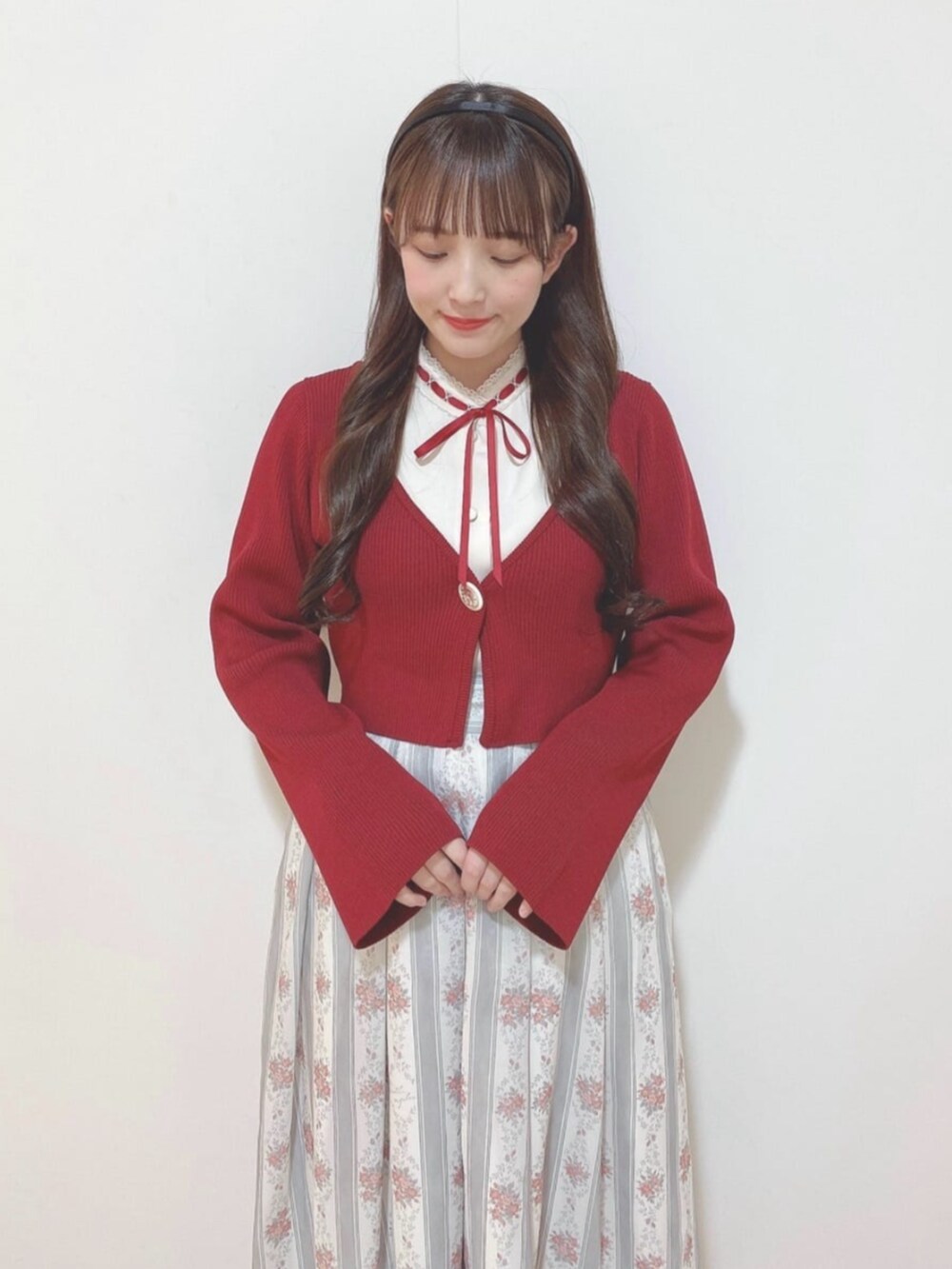 ベージュ系のパンプス、ピンク系のシャツ/ブラウス、グリーン系のスカートを着用したレディースの冬コーディネートの2枚目の写真