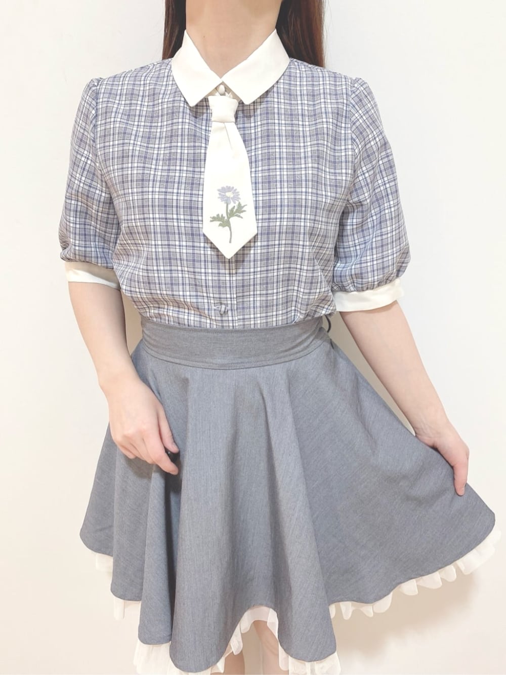 「チェック、リボン、低身長、イエベ春、骨格ウェーブ、春服、150cm台コーデ、チュール、クレリック、ネクタイ、刺繍、花刺繍、ヘアピン」｜「F i.n.tの裾チュールサーキュラーミニスカート（スカート、グレー系）」を使った、F i.n.tさん（骨格ウェーブ・レディース・150cm）の春コーディネートの4枚目の写真