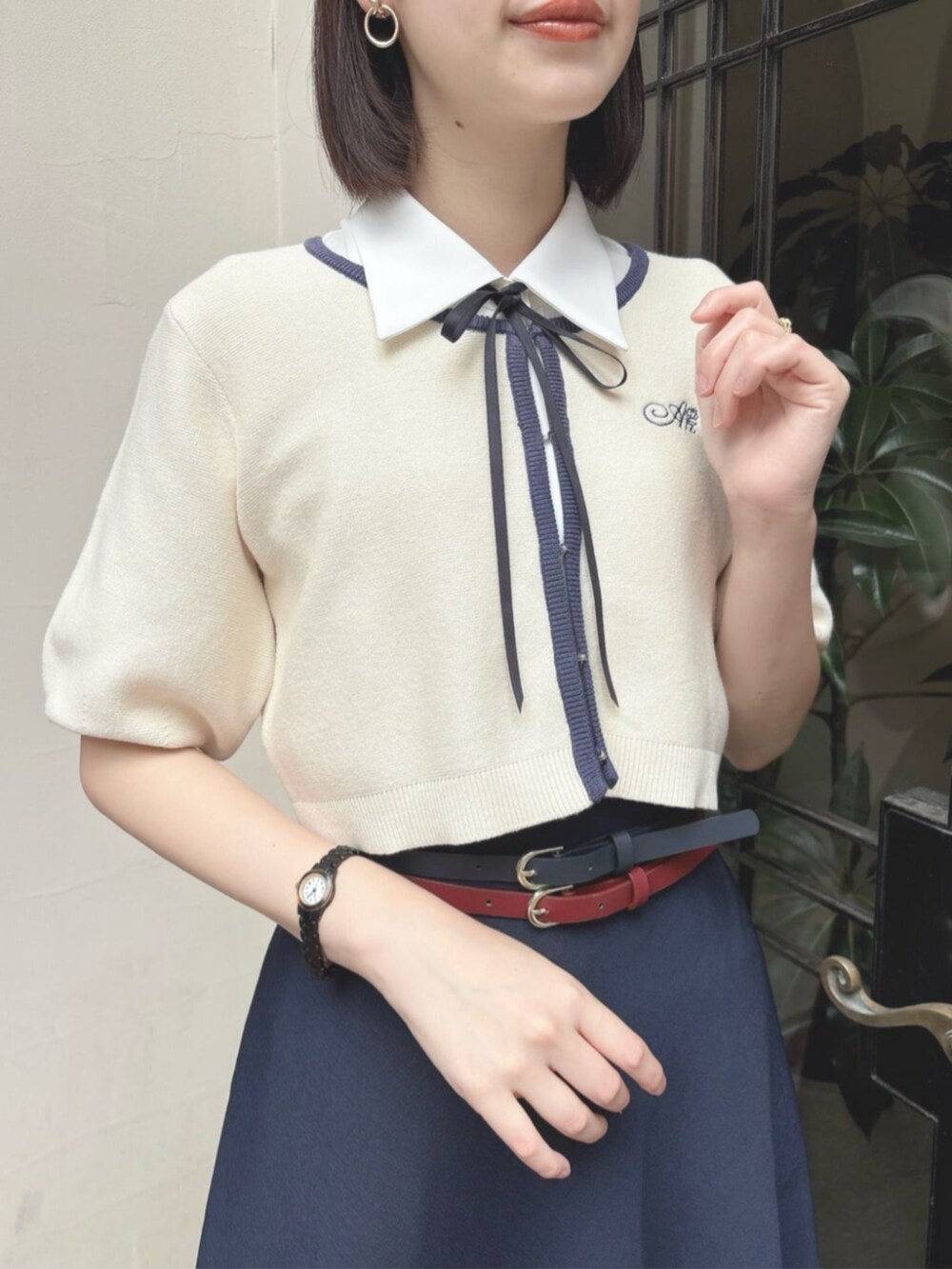 ホワイト系のカーディガン/ボレロ、ホワイト系のシャツ/ブラウス、ブルー系のスカートを着用したレディースの夏コーディネートの3枚目の写真