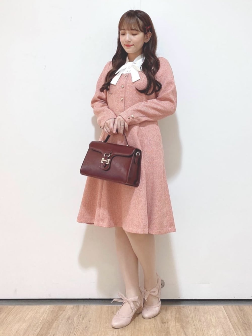 「イエベ春、F i.n.t、an another angelus、長袖ワンピース、ガーリー、クラシカル、ローファー、ハンドバック、パンプス、チュールリボン、レディース、骨格ウェーブ、デートコーデ、秋コーデ、チェック」｜「an another angelusのシアーリボンパンプス（パンプス、ピンク系）」を使った、F i.n.tさん（レディース・150cm）の秋コーディネートの2枚目の写真