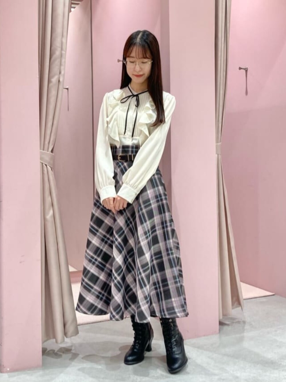 ブラウン系のスカート、ホワイト系のシャツ/ブラウス、ピンク系のその他アウターを着用したレディースの冬コーディネートの2枚目の写真