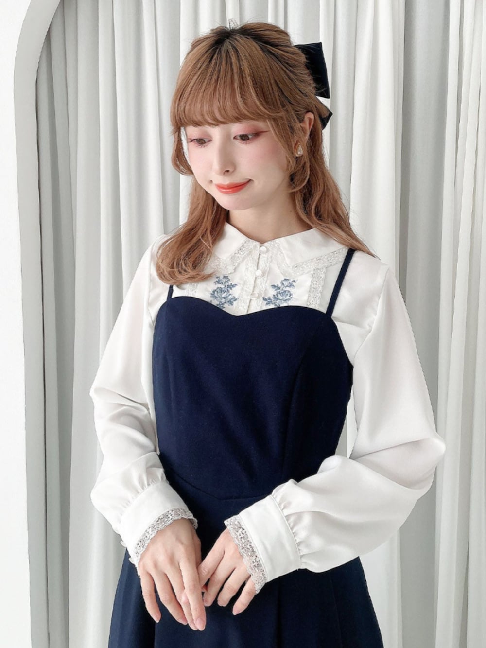 ブルー系のワンピース、ホワイト系のシャツ/ブラウス、グレー系のパンプスを着用したレディースの春コーディネートの2枚目の写真