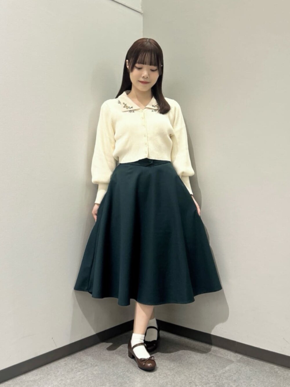 ブラウン系のショルダーバッグ、ベージュ系のシャツ/ブラウス、ブラウン系のバレエシューズを着用したレディースの秋コーディネートの2枚目の写真