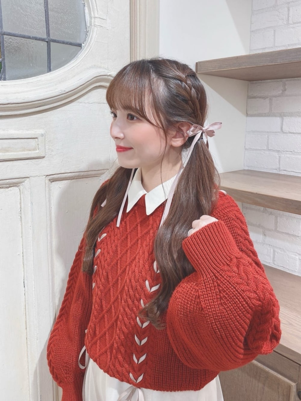 「fint、an another angelus、骨格ウェーブ、イエベ春、低身長、低身長コーデ、秋コーデ、ガーリー、ニットコーデ、ニット、赤ニット、赤、チュールスカート、バックリボン、バレエシューズ」|「F i.n.tのリボンレースアップケーブルニットプルオーバー(ニット/セーター、レッド系)」を使った、F i.n.tさん(レディース・150cm)の秋コーディネートの2枚目の写真