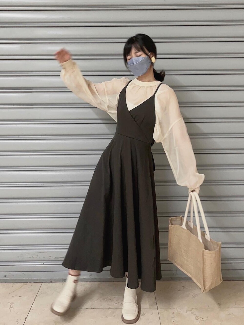 ブラウン系のワンピース/ドレス、ベージュ系のトートバッグ、ホワイト系のシャツ/ブラウスを着用したレディースの秋コーディネートの3枚目の写真