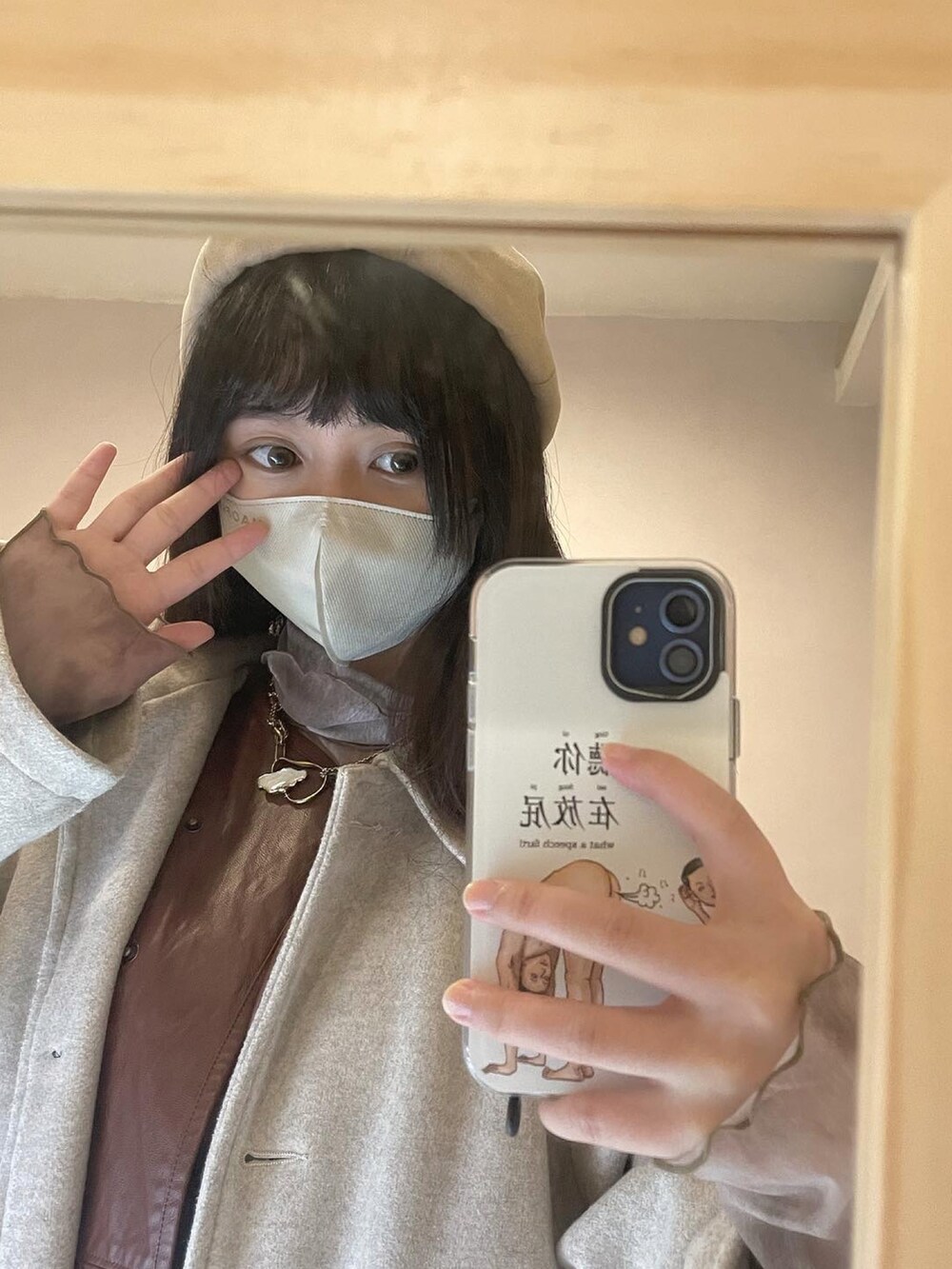 ベージュ系のベスト、ベージュ系のジャケット/アウター、ブラウン系のシャツ/ブラウスを着用したレディースの冬コーディネートの3枚目の写真