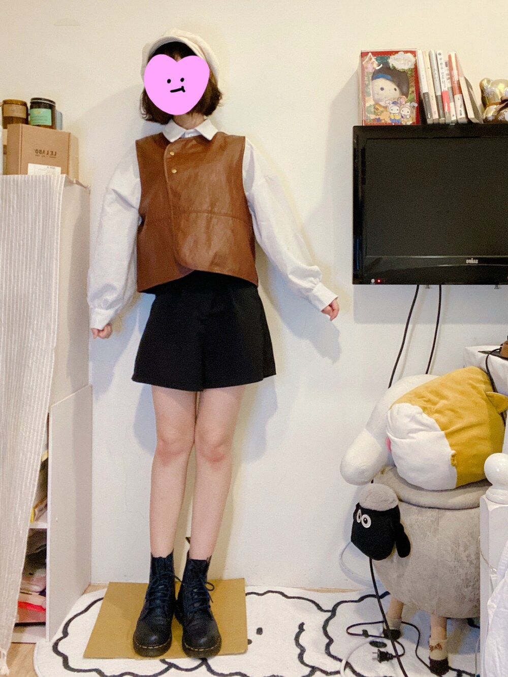 ブルー系のシューズ、ベージュ系のベストを着用したレディースの春コーディネートの3枚目の写真