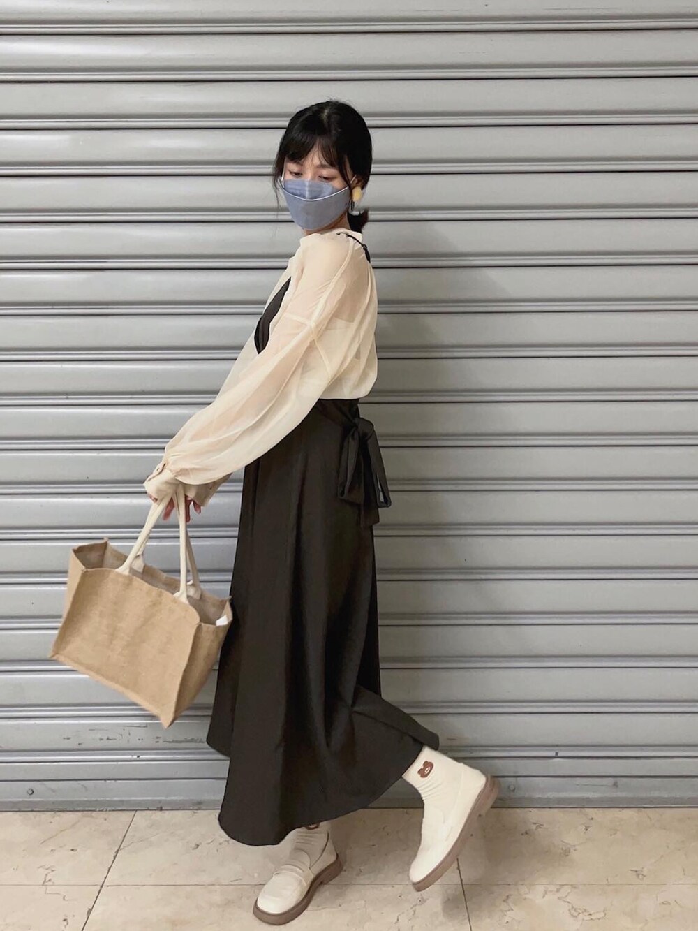 ブラウン系のワンピース/ドレス、ベージュ系のトートバッグ、ホワイト系のシャツ/ブラウスを着用したレディースの秋コーディネートの2枚目の写真