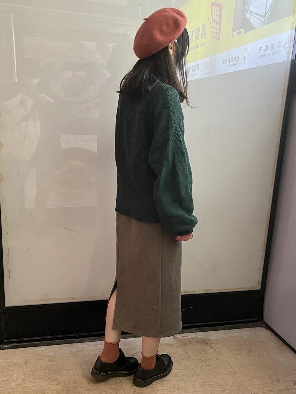 レッド系のTシャツ/カットソー、ブラック系のその他シューズを着用したレディースの冬コーディネートの2枚目の写真