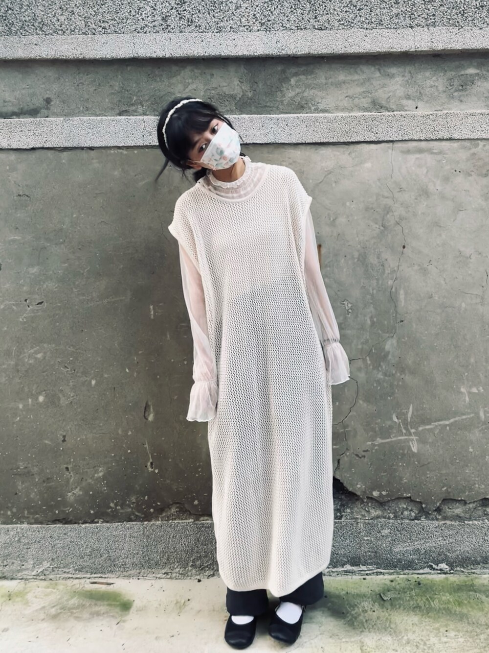 ホワイト系のトップス、ホワイト系のワンピースを着用したレディースの秋コーディネートの2枚目の写真