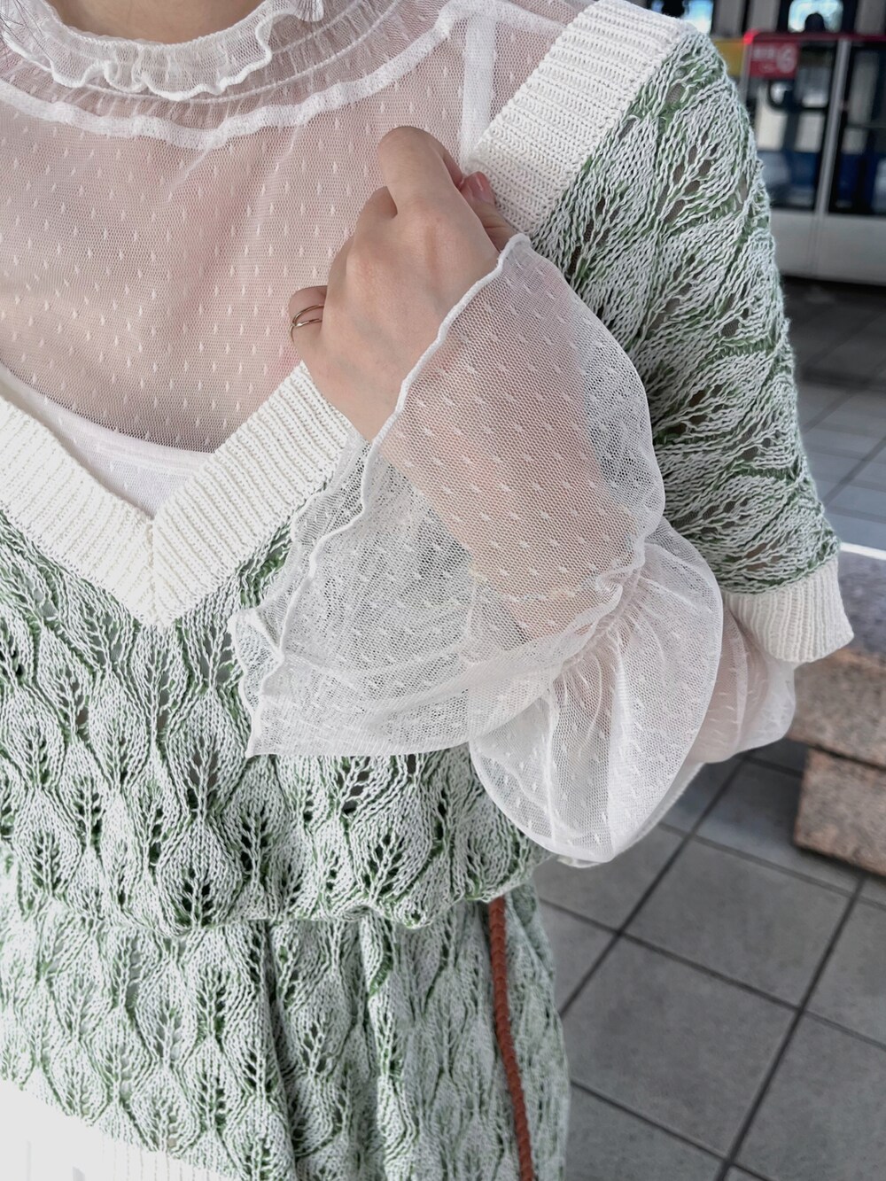 ホワイト系のトップスを着用したレディースの秋コーディネートの2枚目の写真