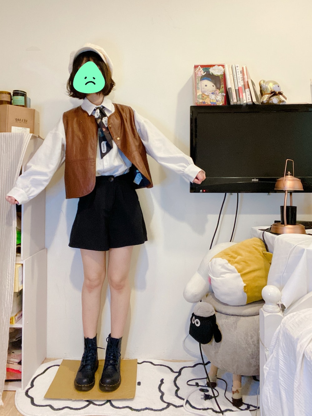 ブルー系のシューズ、ベージュ系のベストを着用したレディースの春コーディネートの2枚目の写真