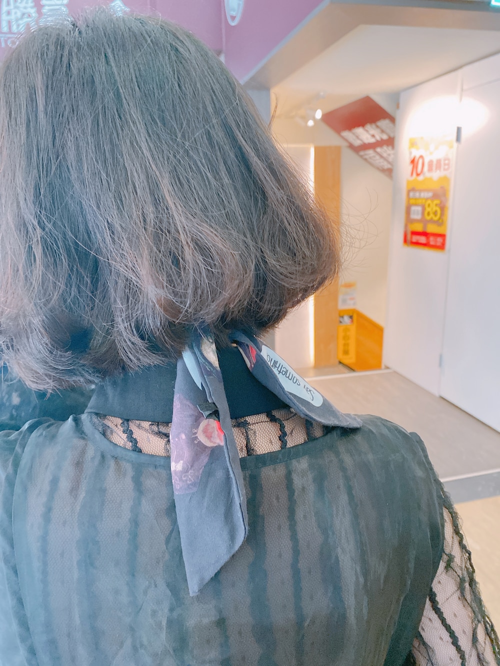 ブラック系のワンピース、ブラック系のその他シューズを着用したレディースの春コーディネートの2枚目の写真