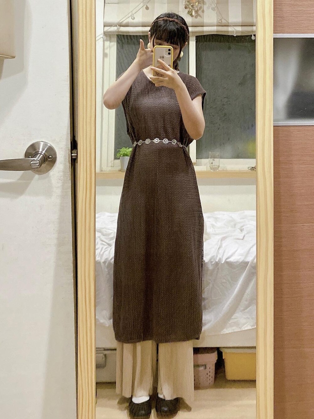 グレー系のワンピースを着用したレディースの秋コーディネートの2枚目の写真