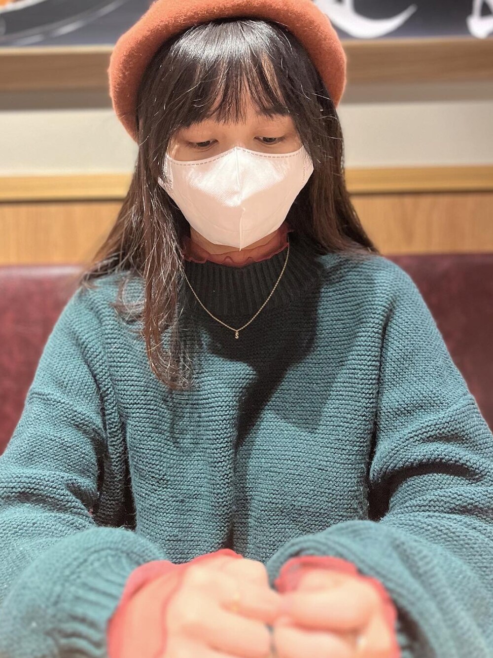 レッド系のTシャツ/カットソー、ブラック系のその他シューズを着用したレディースの冬コーディネートの3枚目の写真