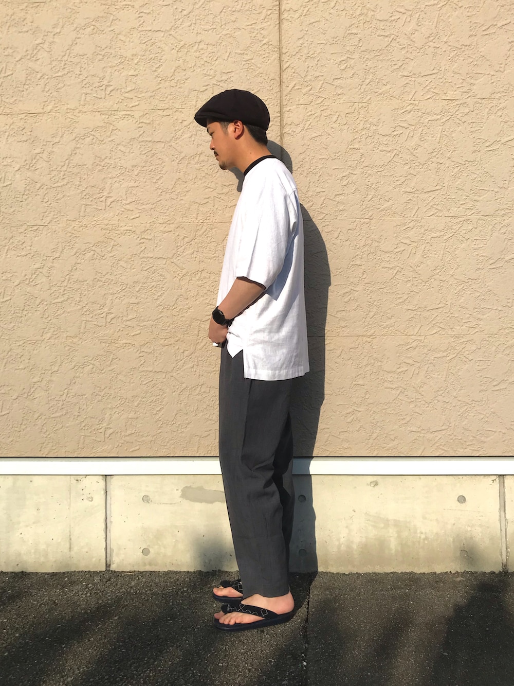 ホワイト系のシャツ/ブラウス、グレー系のその他パンツ、ブラック系のキャスケットを着用したメンズの春コーディネートの2枚目の写真