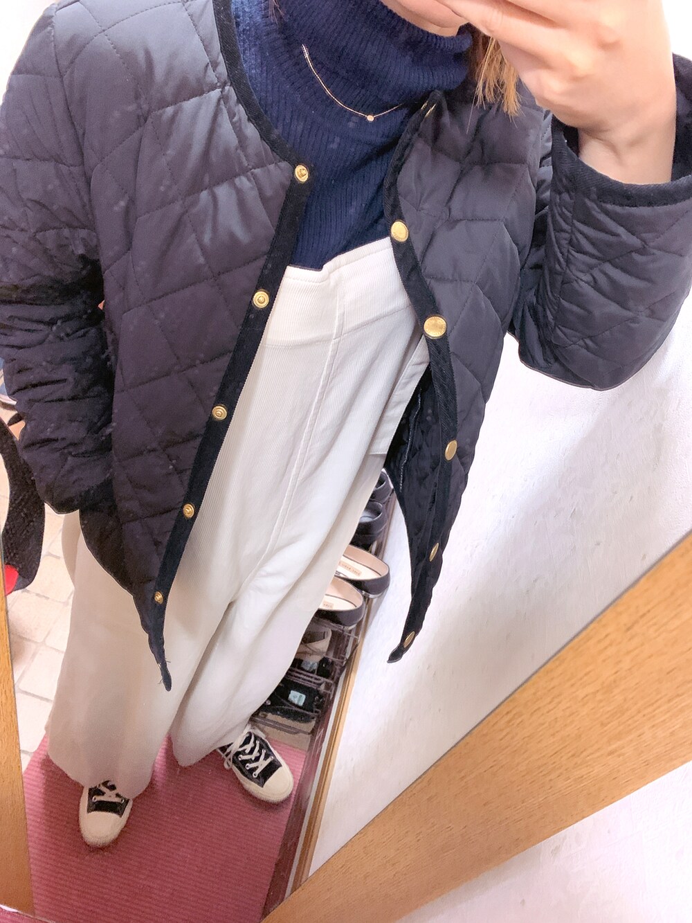 「大人カジュアル、サロペット、カジュアル、コンバース、オーバーオール、おしゃれさんと繋がりたい」｜「CONVERSEのアイテム（スニーカー、ブラック系）」を使った、みむさん（レディース・156cm）の冬コーディネートの2枚目の写真