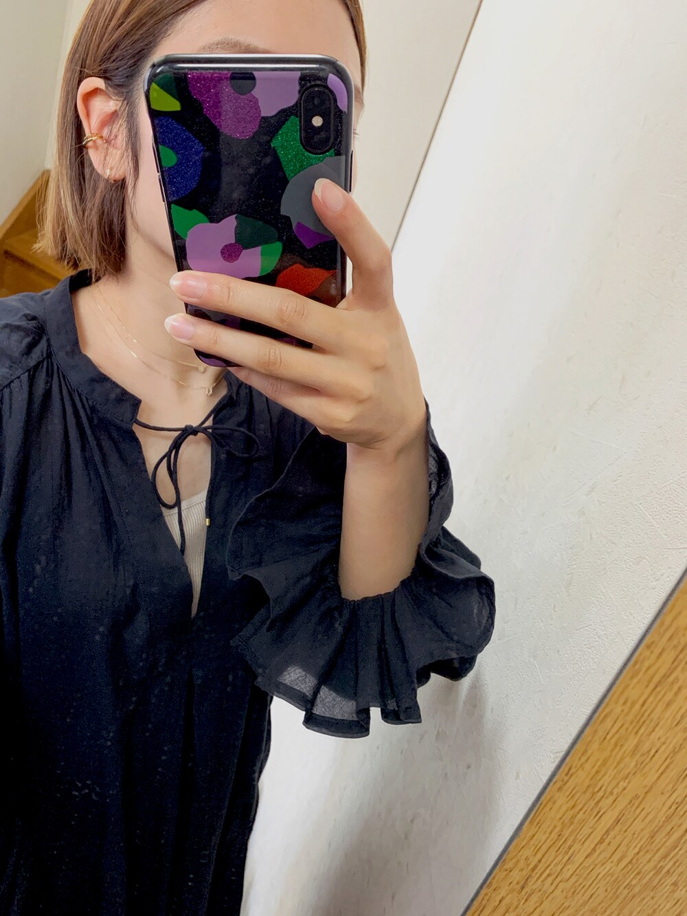 「ボリューム袖、おしゃれさんと繋がりたい、大人カジュアル、コンバース、モノトーン、デニムパンツ、シンプルコーデ」｜「Spick & Spanの≪予約≫ メッシュ 2WAY バッグ（バッグ、ベージュ系）」を使った、みむさん（レディース・156cm）の春コーディネートの2枚目の写真
