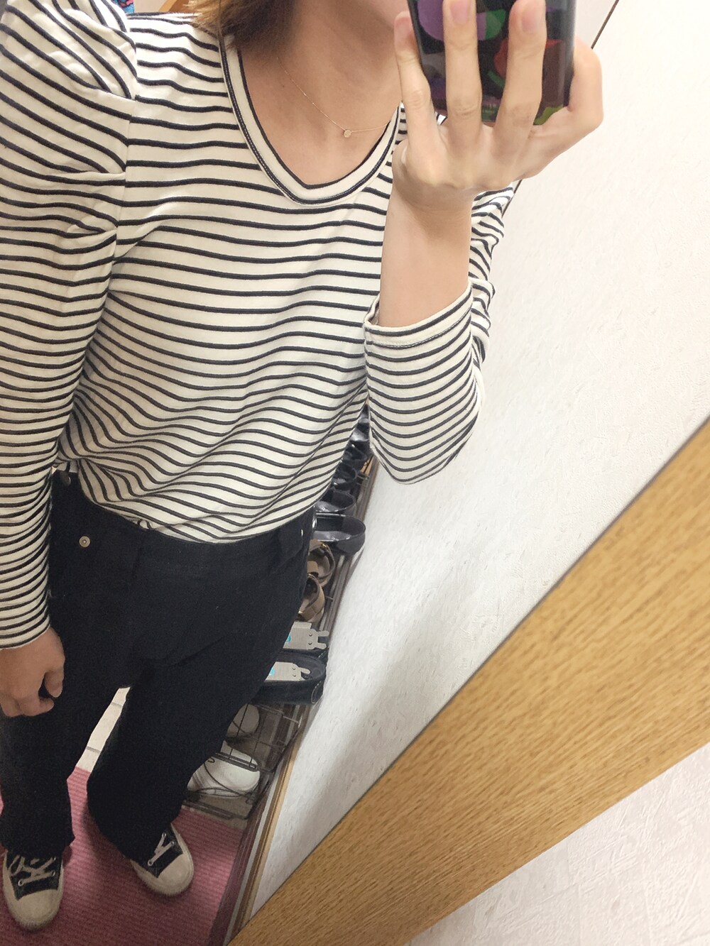 「シンプルスタイル、秋のコーデ、おしゃれさんと繋がりたい、今日のコーデ、大人コーデ、コンバース、オトナカジュアル」｜「U by SPICK&SPANの≪追加≫ハイウエストフレアデニム2◆（デニムパンツ、ブラック系）」を使った、みむさん（レディース・156cm）の秋コーディネートの2枚目の写真