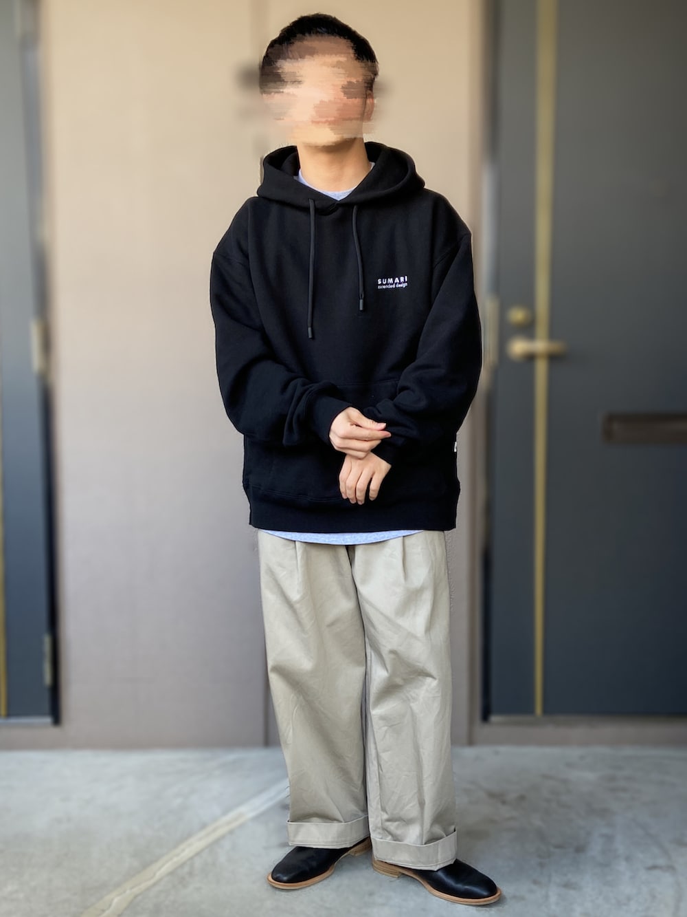 「低身長男子、sumari、Traditional Weatherwear、ISHMM、goodwear、chaos fishing club、コーデュロイジャケット、コーデュロイ、サボ、パーカー、黒パーカー、ワイドパンツ」｜「ISHMMのishmm sabot black（シューズ、ブラック系）」を使った、おます@低身長(159cm)さん（メンズ・159cm）の冬コーディネートの2枚目の写真