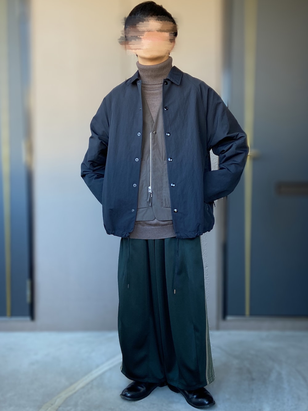「NEEDLES、needles トラックパンツ、ヒザデルトラック、LAD MUSICIAN、STILL BY HAND、H BEAUTY&YOUTH、タートルネック、タートルネックニット、低身長男子、革靴、コーチジャケット、ナイロンジャケット、アースカラー」｜「Needlesのneedles ヒザデルトラックパンツ（パンツ、グリーン系）」を使った、おます@低身長(159cm)さん（メンズ・159cm）の冬コーディネートの2枚目の写真