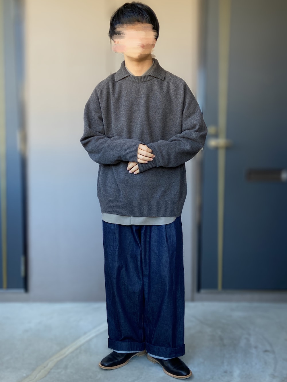 ブラック系のシューズ、ブルー系のその他パンツ、ベージュ系のカバーオールを着用したメンズの春コーディネートの4枚目の写真