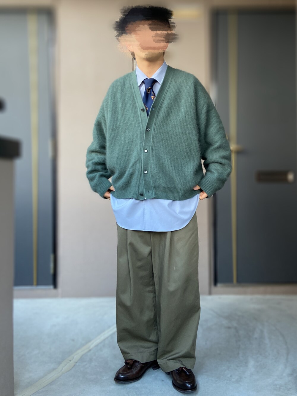 「DAIWAPIER39、ジャケット、URBAN RESEARCH DOORS、ネクタイコーデ、ネクタイ、PUBLIC TOKYO、ビッグシャツ、ブルーシャツ、LAD MUSICIAN、モヘアカーディガン、Traditional Weatherwear、カーキパンツ、berwick1707、ローファー、低身長男子」｜「Traditional WeatherwearのUNIONSLACK 101（その他パンツ、グリーン系）」を使った、おます@低身長(159cm)さん（メンズ・159cm）の冬コーディネートの2枚目の写真