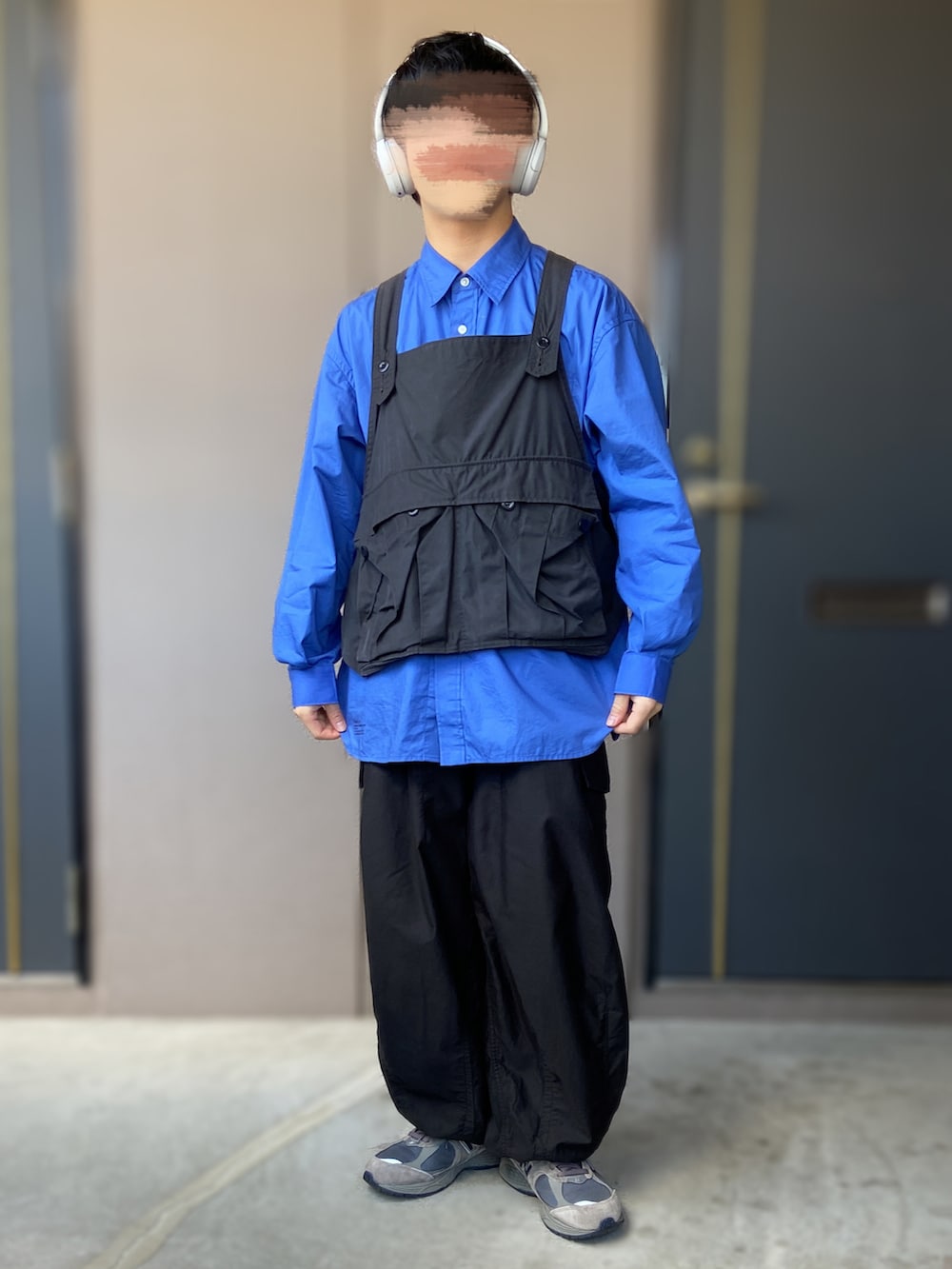 「FreshService、BROWN by 2-tacs、NEEDLES、New Balance、SONY、カーゴパンツ、スニーカー、ブルーシャツ、ベスト、seed it vest、seed it、低身長男子、ヘッドホン」｜「NEW BALANCEの＜New Balance＞ M2002R GTX/スニーカー（スニーカー、グレー系）」を使った、おます@低身長(159cm)さん（骨格ストレート・メンズ・159cm）の春コーディネートの2枚目の写真